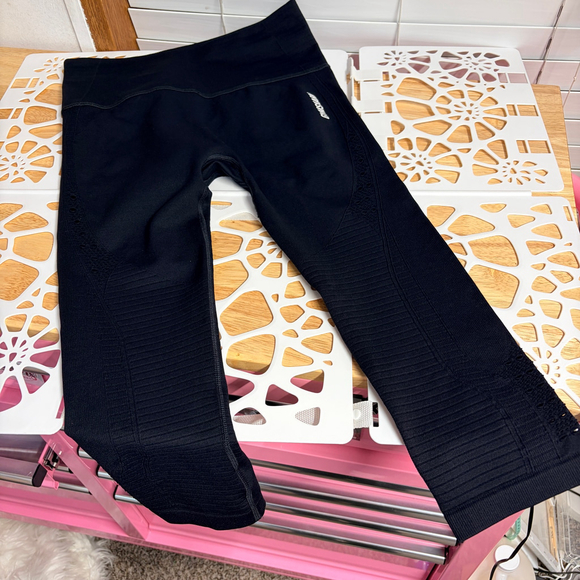 Women's Gymshark Black Cropped Cutout Leggings Size Medium, Excellent Condition - Picture 8 of 8